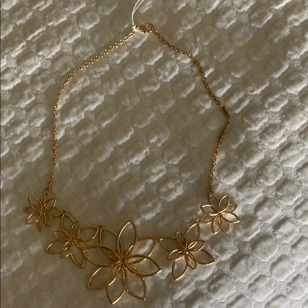 NWT Gold flower necklace